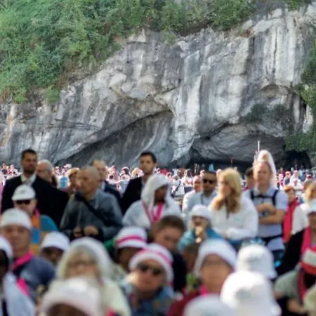 Bigorra Centre Le Sanctuaire La Grotte , Parking 卢德