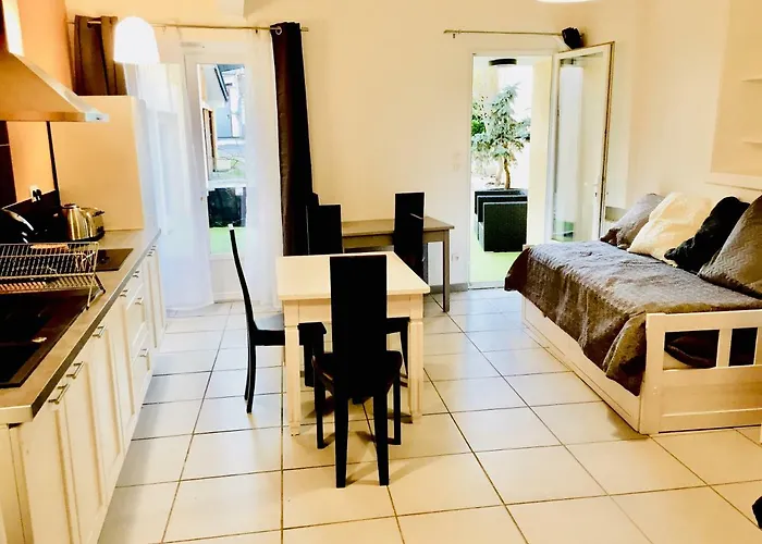 Bigorra Centre Le Sanctuaire La Grotte , Parking ルルド